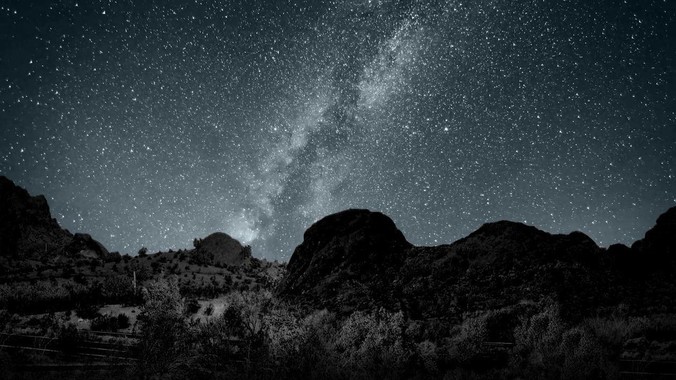 可以用duckdb在本地建立一个数据库对外服务吗？